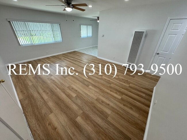 Building Photo - Remodeled Duplex Unit with Laundry Hook-Up...