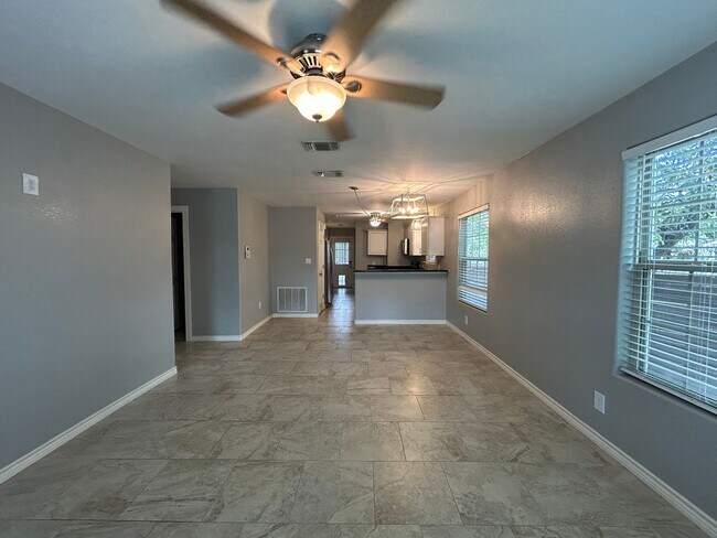 Foto del edificio - 3 Bedroom Craftsman Style House Close to D...