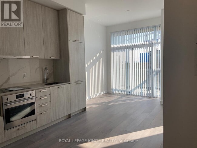 Building Photo - 10 Honeycrisp Cres