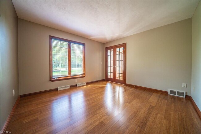 Building Photo - 4251 Cliffview Dr