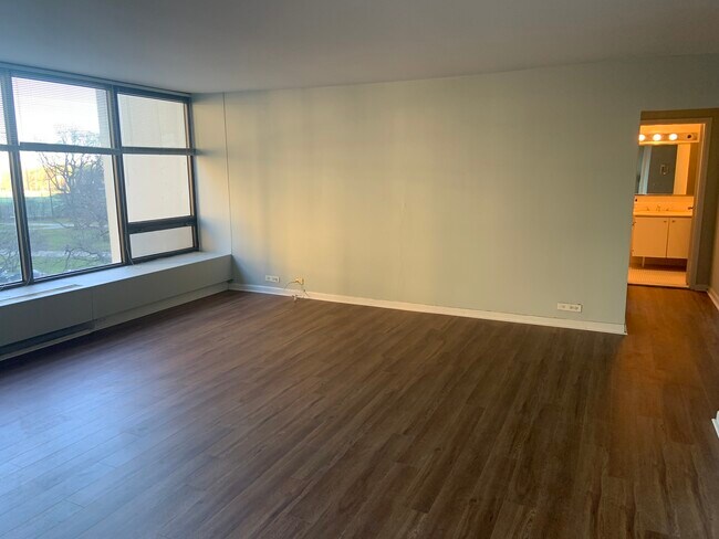 Building Photo - 2800 N Lake Shore Dr