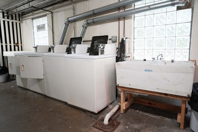 Foto del edificio - 3025 Clifton Ave