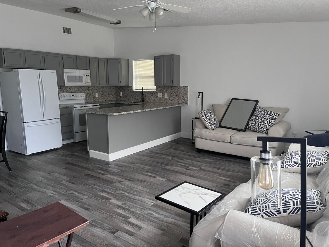 Primary Photo - Beautiful furnished 2 bedroom 1 1/2 bath w...