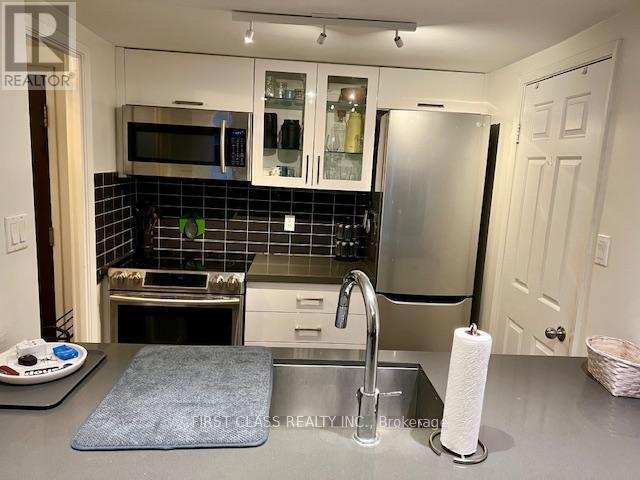 Building Photo - 711 Bay St.