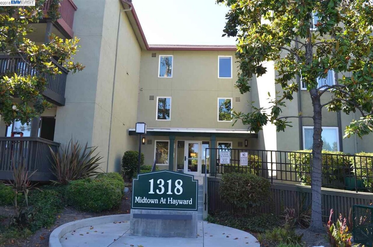 Primary Photo - Fabulous and Spacious 2 bd 1 bath Condo in...