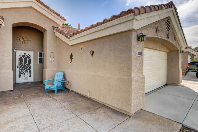 Foto del edificio - Coastal-Inspired Single-Story with Pool, Spa & Rare Gated Parking