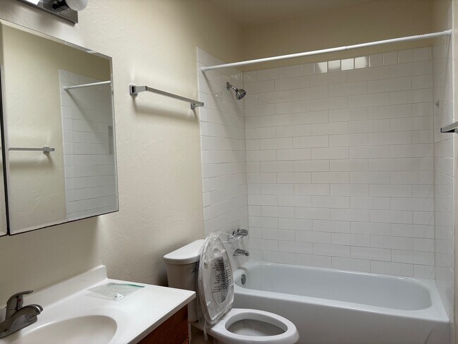 Baño 1 - 706 E Linden St