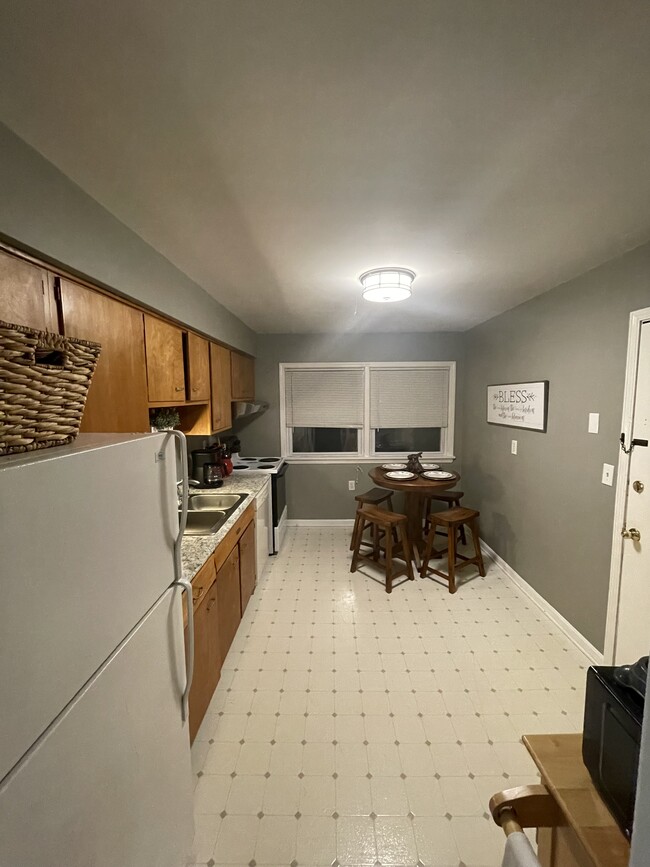 Building Photo - 2912 Abigail Dr