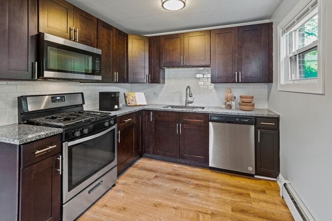Foto del edificio - Updated 2 Bed in Lake Bluff | Parking Included | Pet Friendly | Top Schools