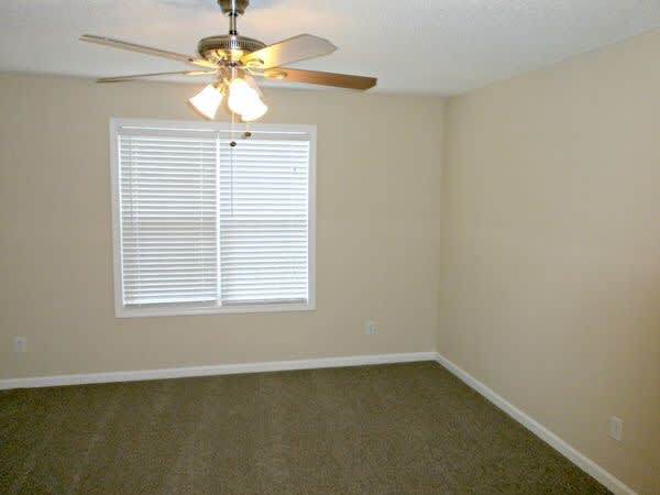 Building Photo - 214 Oak Hollow Ct