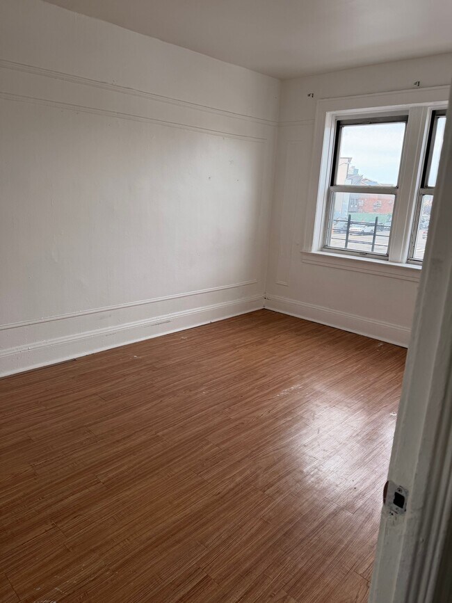 Foto del edificio - 63 Woodhaven Blvd
