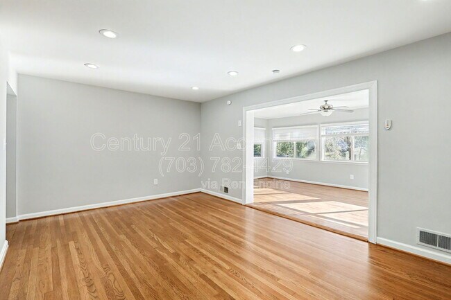 Foto del edificio - 3107 Valley Ln