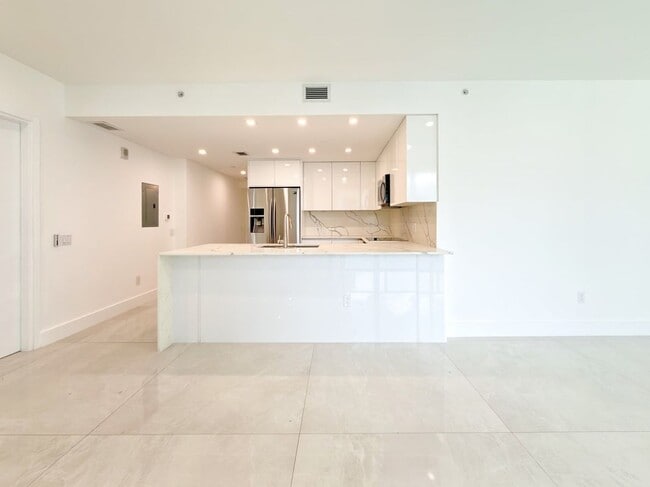 Building Photo - 1300 Brickell Bay Dr