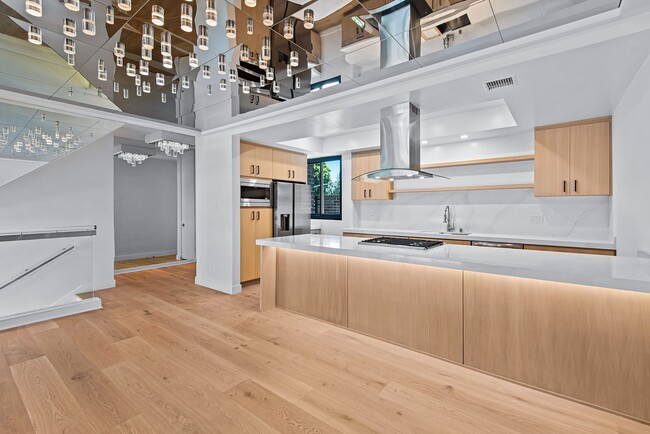 Building Photo - Modern Luxury Townhome in Prime Beverly Hills