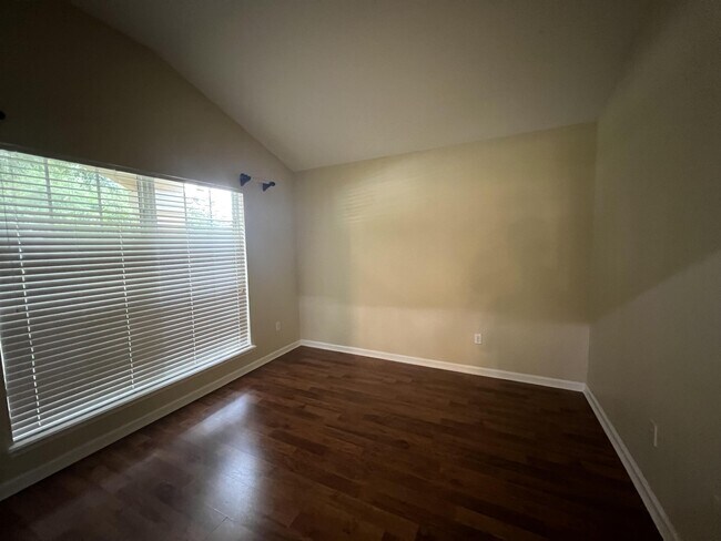 Foto del edificio - 3466 Laurel Leaf Dr