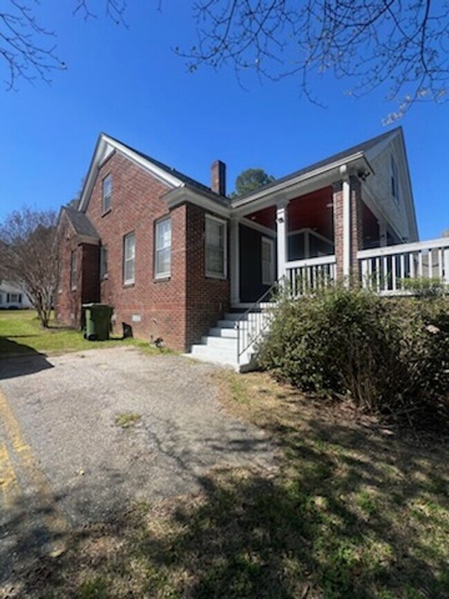 Building Photo - Furnished  Brick Home