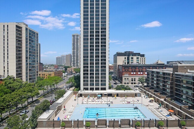 Foto del edificio - 1460 N Sandburg Terrace