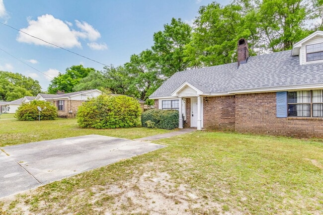Building Photo - BRIGHT AND BEAUTIFUL DUPLEX CLOSE TO UWF!
