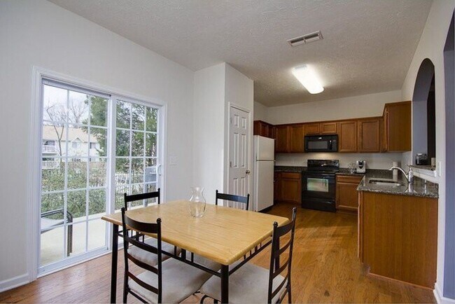 Foto del edificio - "Charming 3 Bedroom Townhouse for Rent in ...