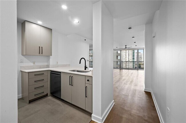 Foto del edificio - 3338 Peachtree Rd NE