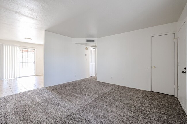 Building Photo - Value priced property in Central Peoria!