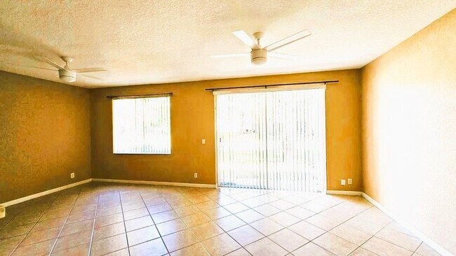 Building Photo - 3027 N Evergreen Cir
