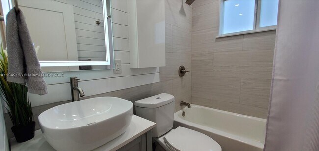 Building Photo - 1400 SW 31st Ct