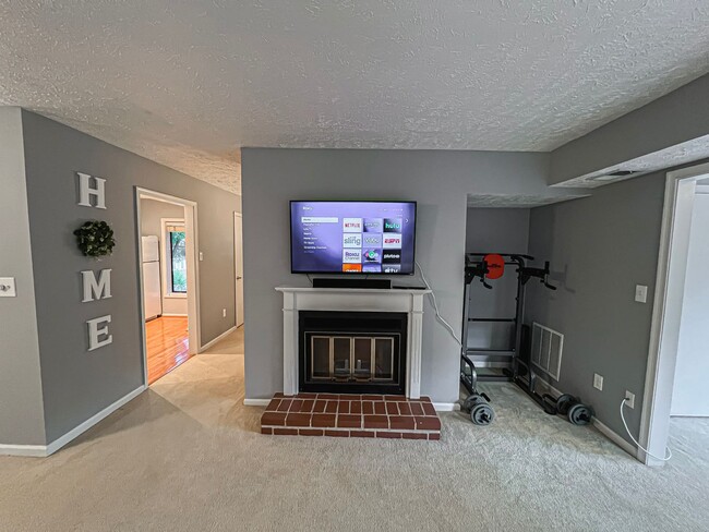 Building Photo - Fully Furnished And Stylish 1 Bedroom 1 Ba...
