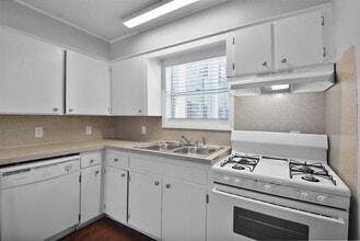 Building Photo - 1511 Broadmoor Dr