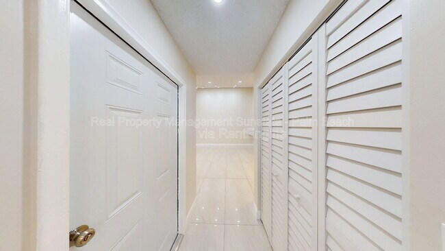 Foto del edificio - 1080 Summit Pl Cir