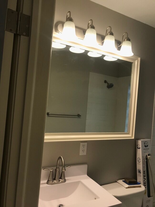 Building Photo - 711 7th Ave