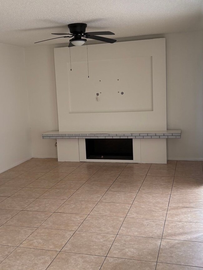 Building Photo - Townhome in Chelsea Square