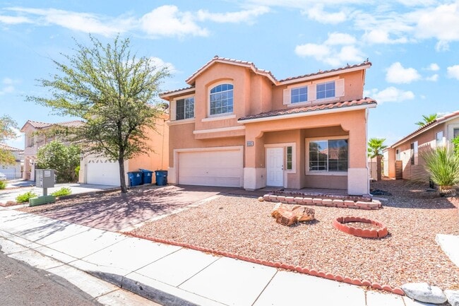 Building Photo - Beautiful 5 bed home with sparkling pool located in the heart of Las Vegas!