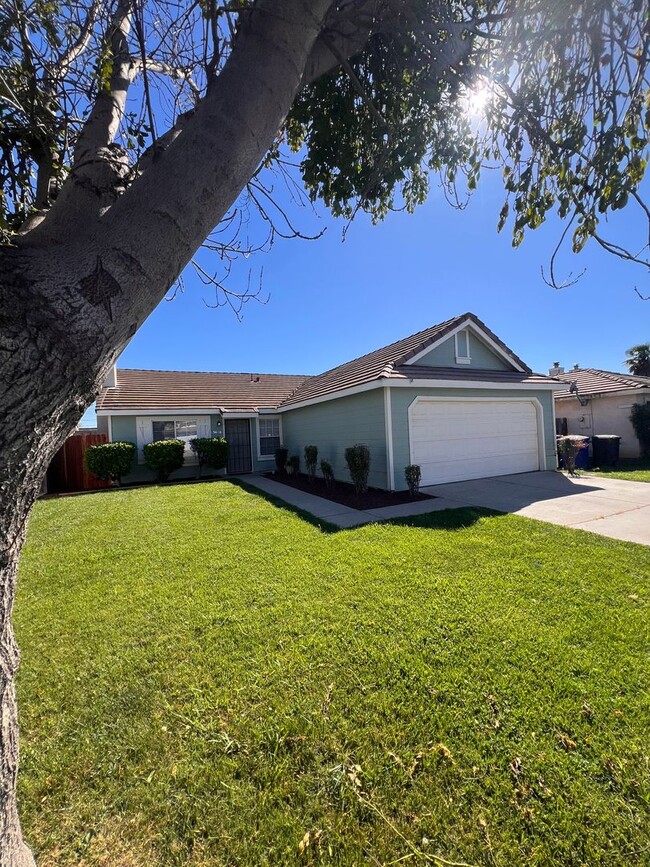 Foto del edificio - Available Now! Freshly Painted with lots of newness. Dry Creek Meadows Area