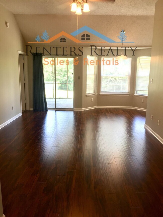 Building Photo - 3 Bedroom House with Open Floor Plan & Fen...
