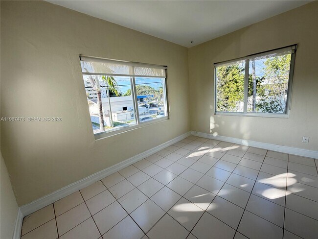 Foto del edificio - 623 NE 61st St