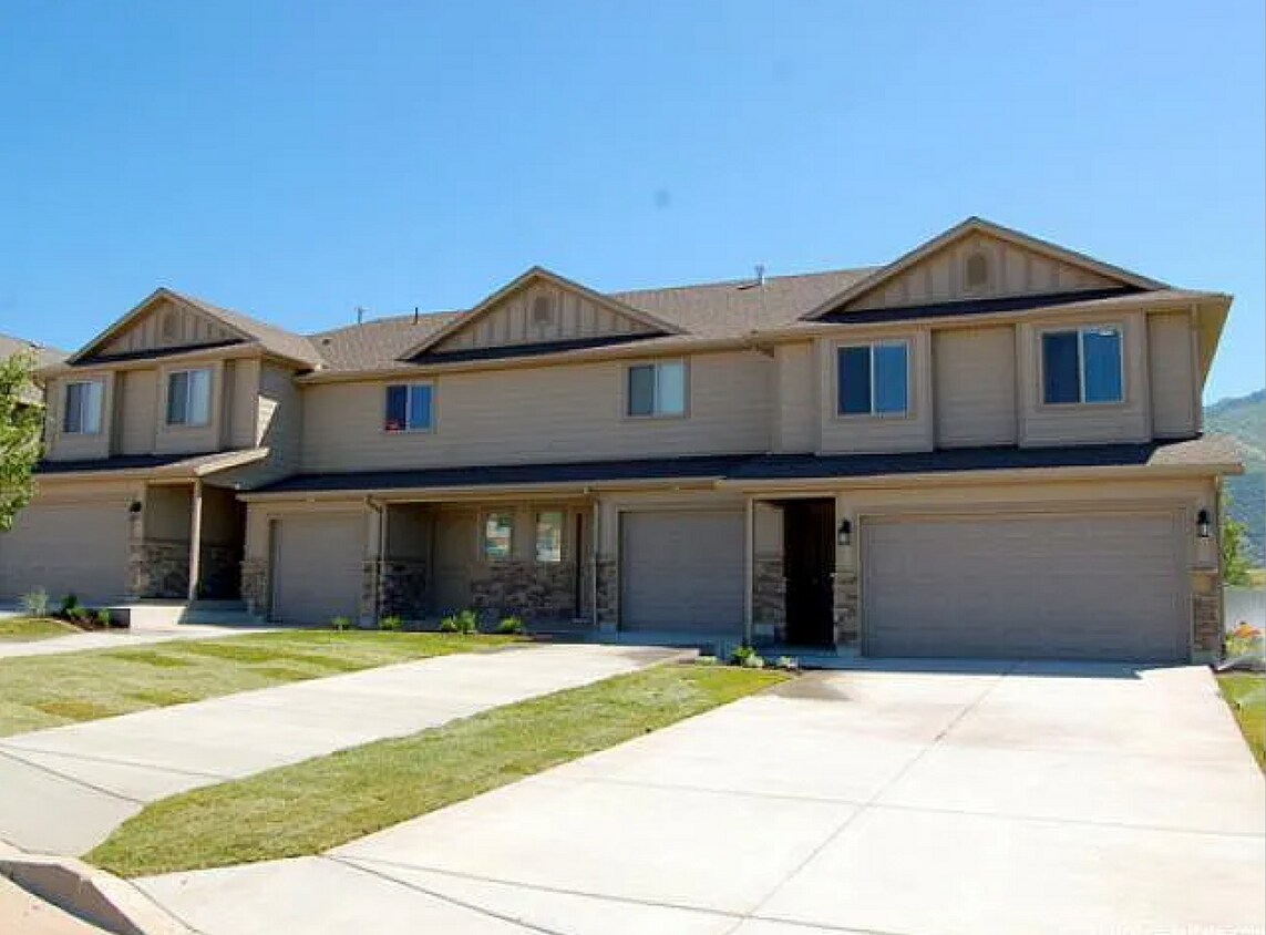 Foto principal - Gorgeous 3 bedroom, 2.5 bath end unit town...