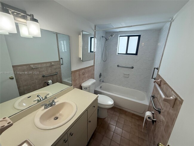 Foto del edificio - 1720 W 42nd St