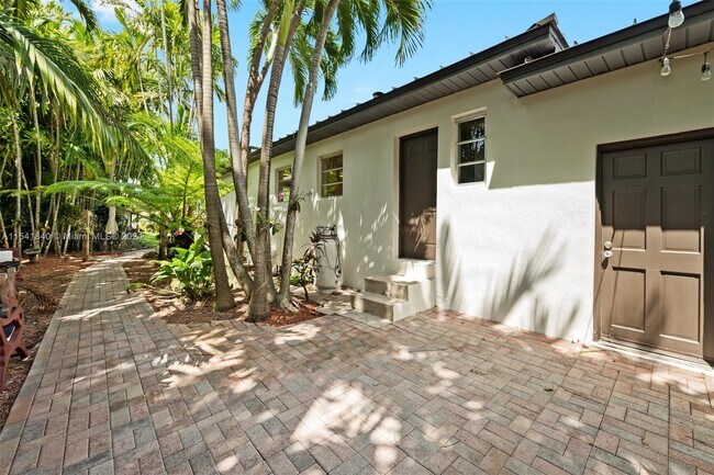Building Photo - 250 Esplanade Dr