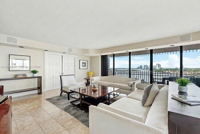 Foto del edificio - 2 Grove Isle Dr