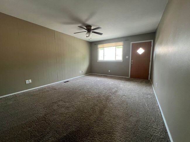 Building Photo - 2 Bedroom/1 Bathroom Duplex For Lease