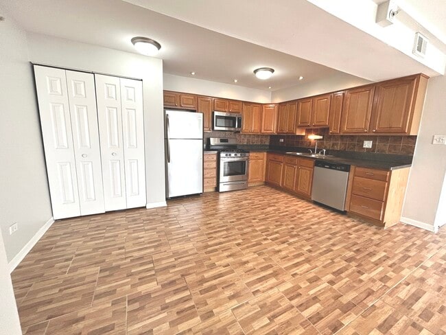 Building Photo - 10440 Natoma Ave