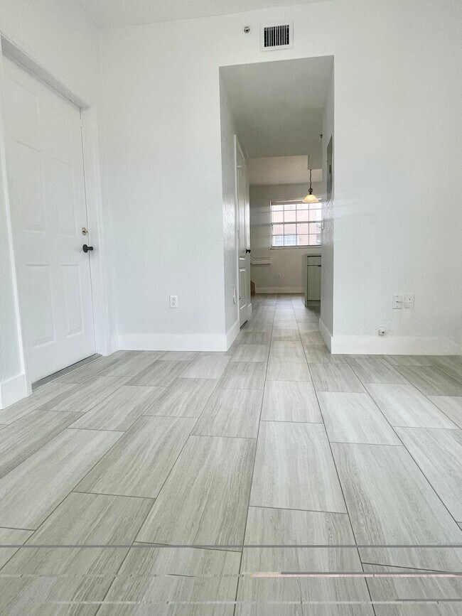 Foto del edificio - 77 E 4th St