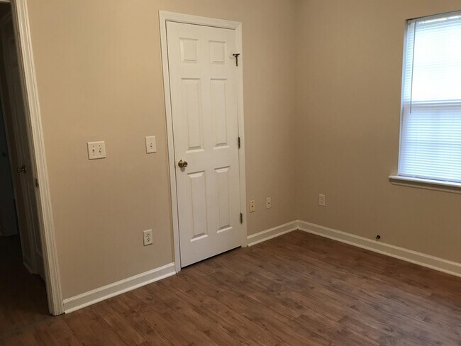 Building Photo - 222 Vista Cir