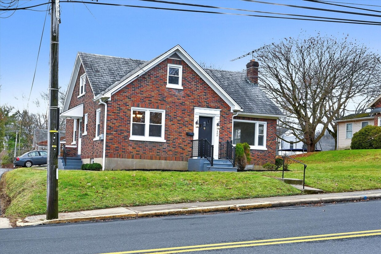 Primary Photo - Classic 4br Cape Cod w/2 car detached Garage