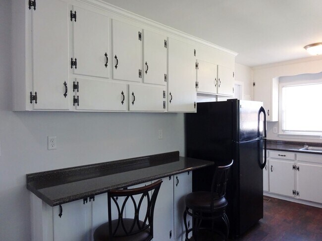 Foto del edificio - Lake Front Adorable Home!