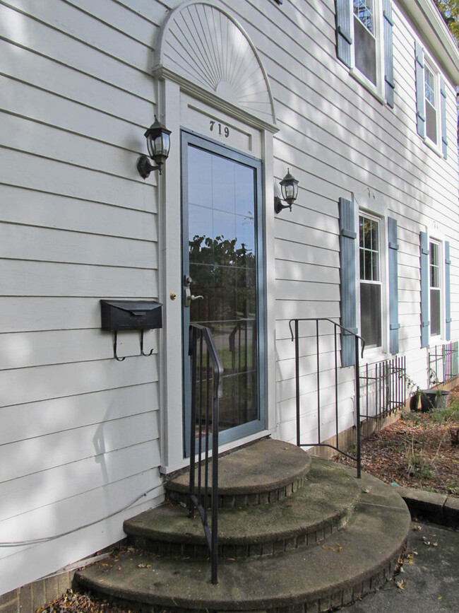 Building Photo - Beautiful  Colonial in Milwood
