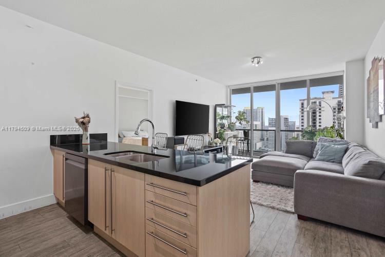 Foto principal - 79 SW 12th St