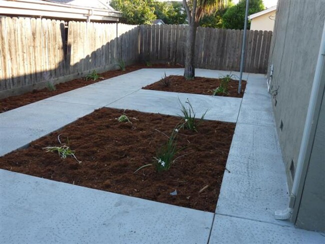 Building Photo - 2 Bedroom/ 1 Bathroom Front Unit in Haywar...