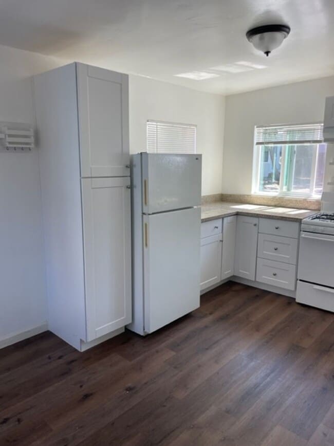 Building Photo - El Camino Real 6